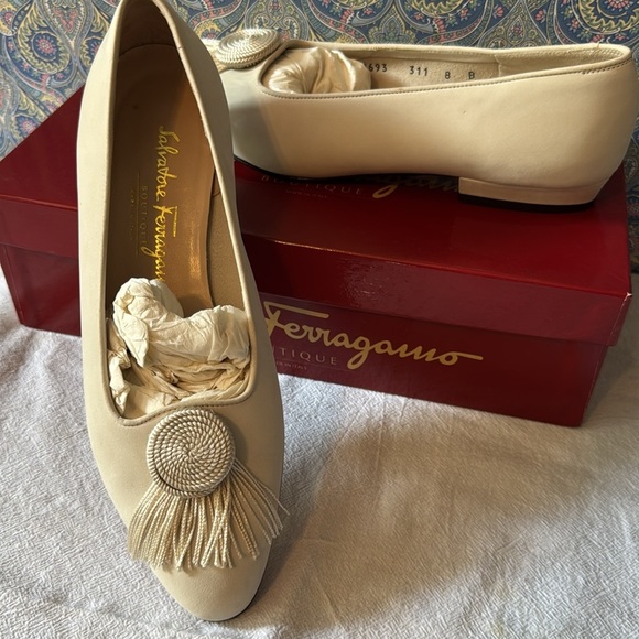 Salvatore Ferragamo Boutique Flats Ricamo Sz8 - Picture 2 of 4